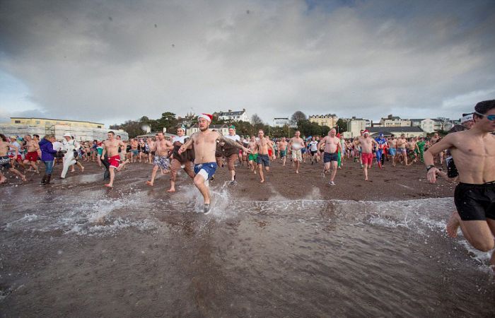 The 50th Anniversary Of The Traditional Christmas Swim (25 pics)