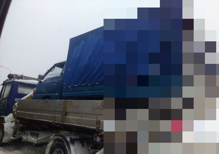 This Truck In Russia Was Just An Accident Waiting To Happen (2 pics)