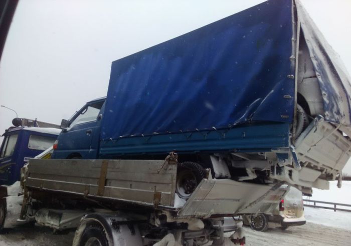 This Truck In Russia Was Just An Accident Waiting To Happen (2 pics)