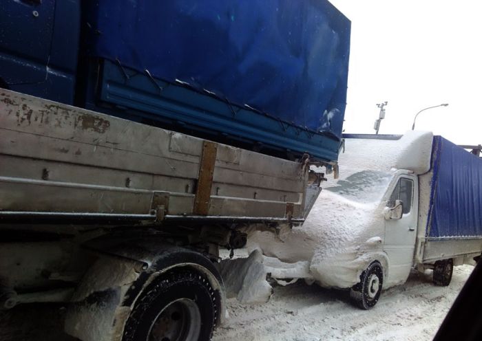 This Truck In Russia Was Just An Accident Waiting To Happen (2 pics)