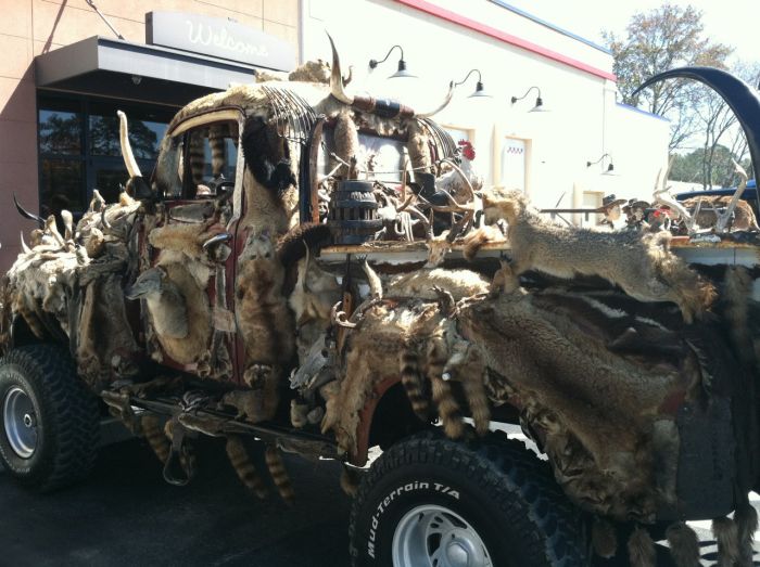 This Entire Truck Is Covered With Dead Animals (7 pics)