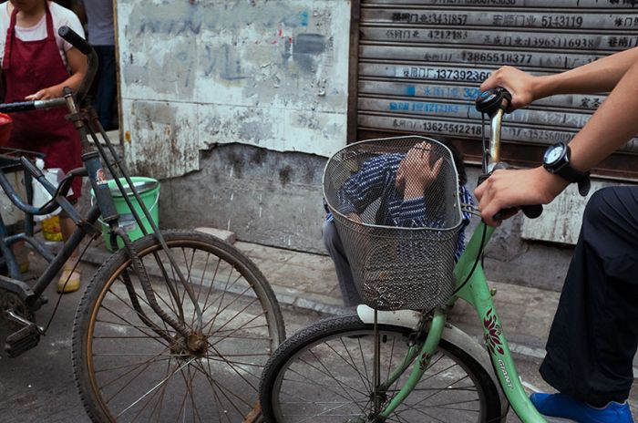 Chinese Street Photographer Captures Perfectly Timed Photos (24 pics)