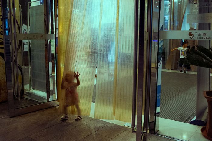 Chinese Street Photographer Captures Perfectly Timed Photos (24 pics)