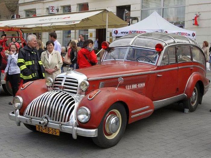 This Vintage Fire Truck Is A Sight To See (3 pics)