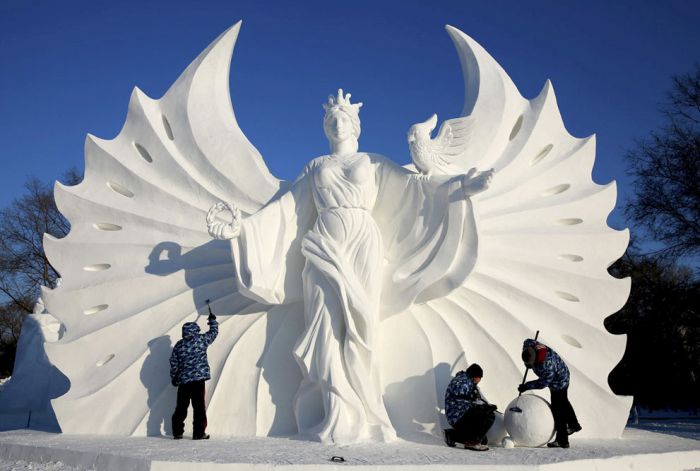 The Amazing Sculptures Of The 2015 Harbin Ice And Snow Festival (27 pics)