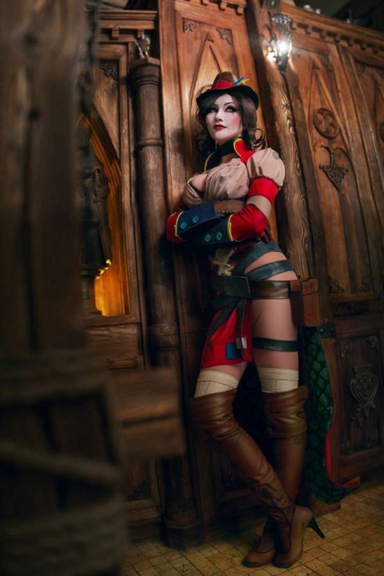 This Mad Moxxi Cosplay Is Beyond Hot (5 pics)