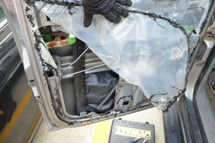 There Was A Very Special Surprise Inside This Car Door (16 pics)