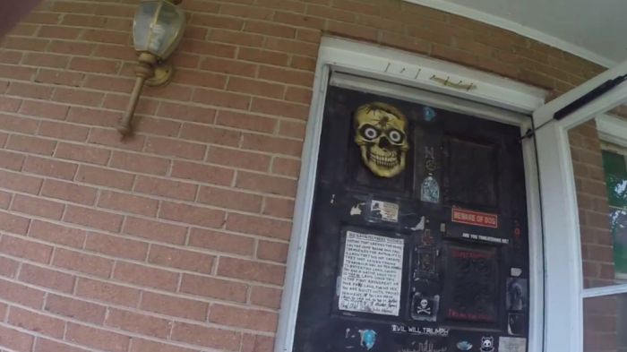 Inside The Home Of A Twisted Devil Worshipper (33 pics)