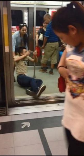 Girl Shows Her Boyfriend Who's In Charge (6 pics)