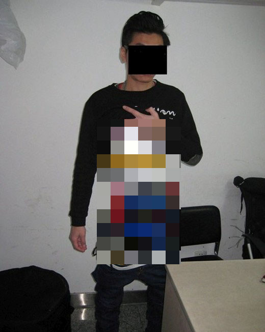 This Man Tried To Smuggle 94 iPhones (5 pics)
