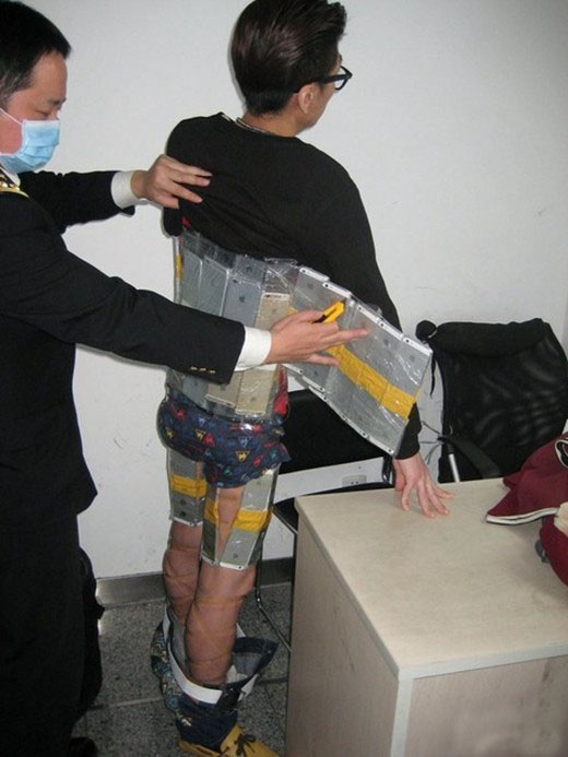 This Man Tried To Smuggle 94 iPhones (5 pics)