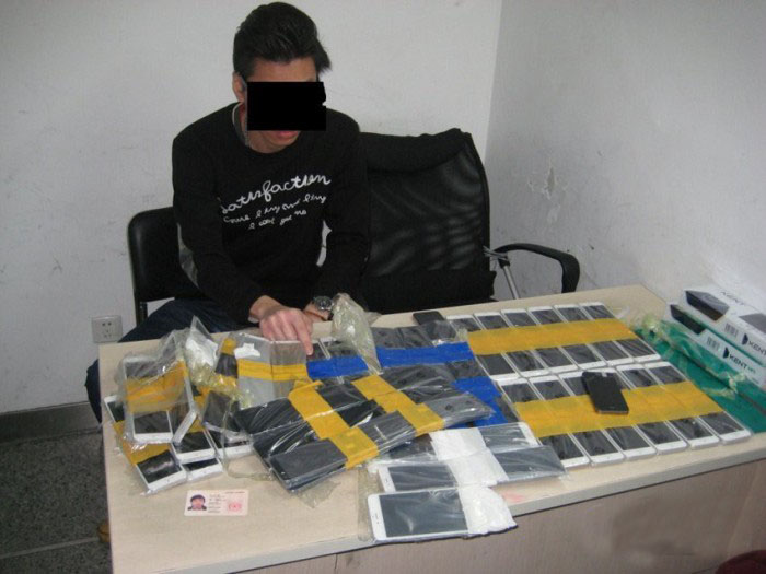 This Man Tried To Smuggle 94 iPhones (5 pics)