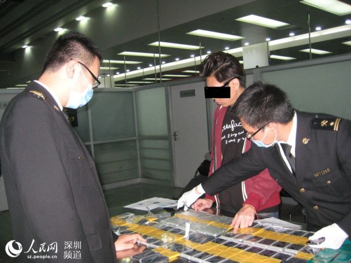 This Man Tried To Smuggle 94 iPhones (5 pics)