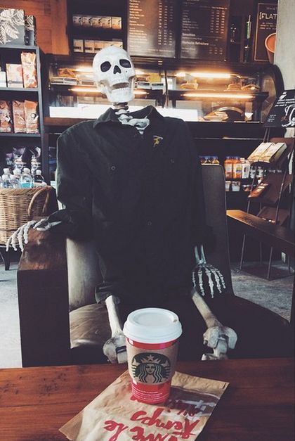 This Skeleton Represents Every Girl On Instagram (29 pics)