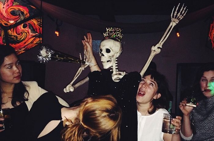 This Skeleton Represents Every Girl On Instagram (29 pics)
