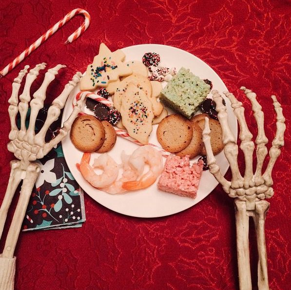This Skeleton Represents Every Girl On Instagram (29 pics)