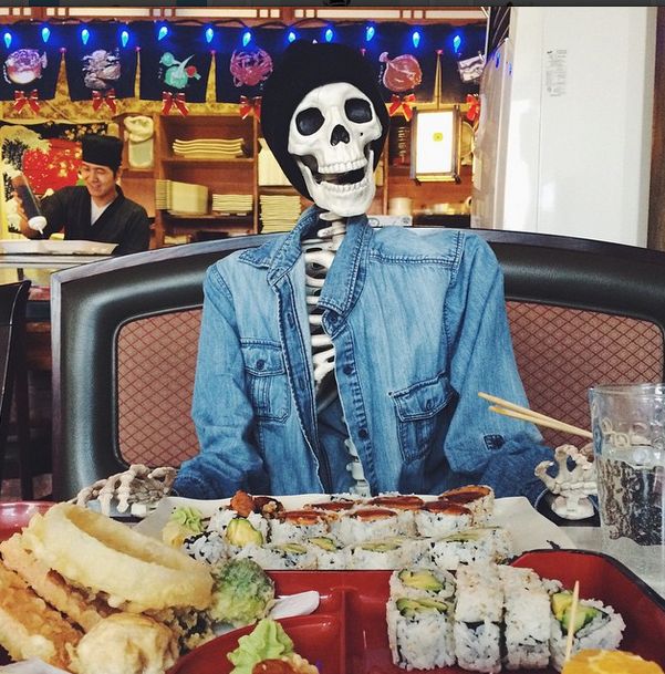 This Skeleton Represents Every Girl On Instagram (29 pics)
