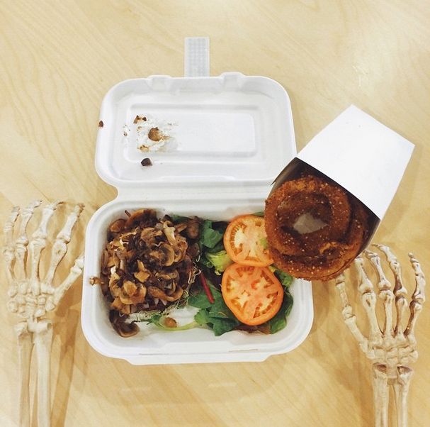 This Skeleton Represents Every Girl On Instagram (29 pics)