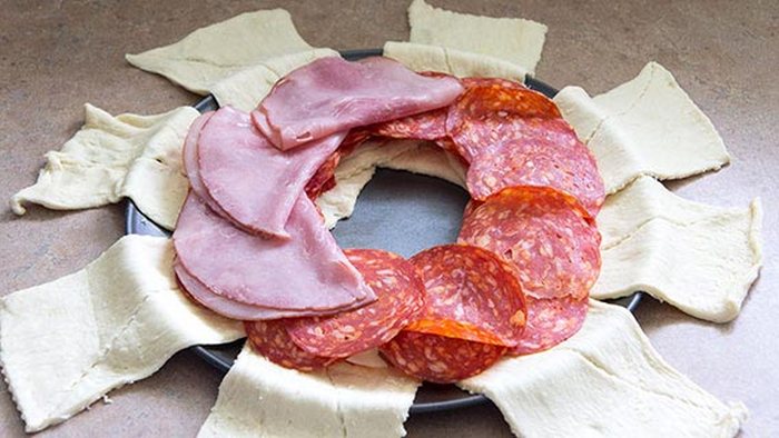 How To Make A Spicy Italian Crescent Ring (6 pics)