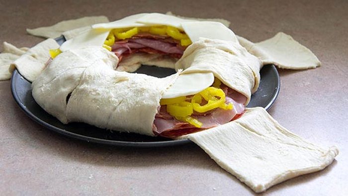 How To Make A Spicy Italian Crescent Ring (6 pics)