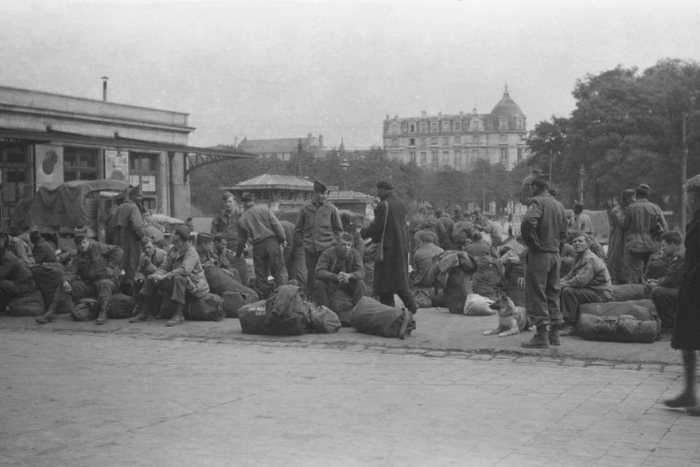 Collector Finds 31 Rolls Of Undeveloped Film By An Unknown WW II Soldier  (21 pics)