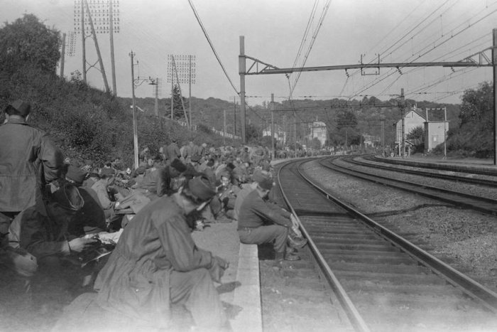Collector Finds 31 Rolls Of Undeveloped Film By An Unknown WW II Soldier  (21 pics)