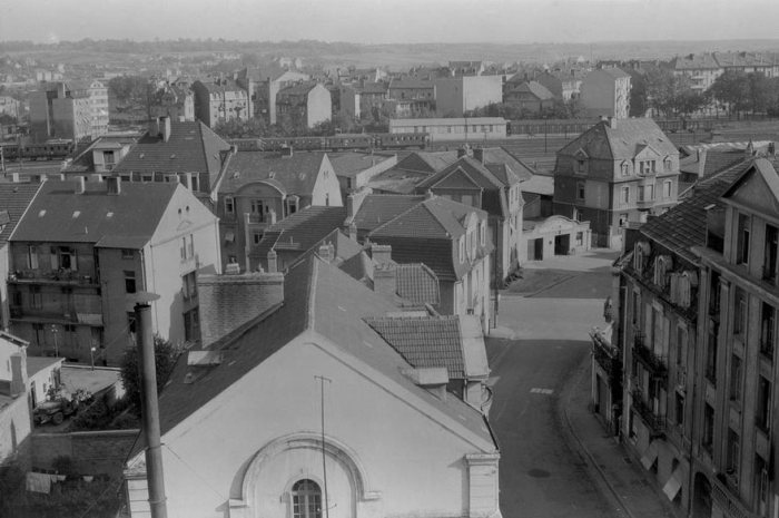 Collector Finds 31 Rolls Of Undeveloped Film By An Unknown WW II Soldier  (21 pics)