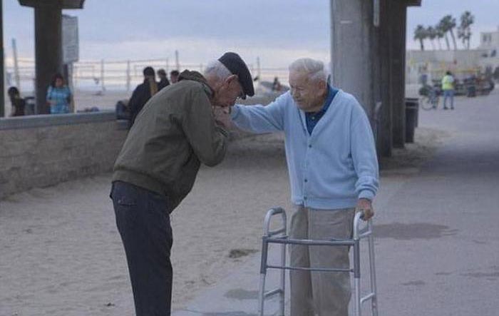 Concentration Camp Survivor Meets the Soldier Who Liberated Him (4 pics)