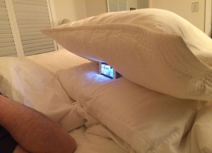 The Best Way To Watch TV In Bed (3 pics)