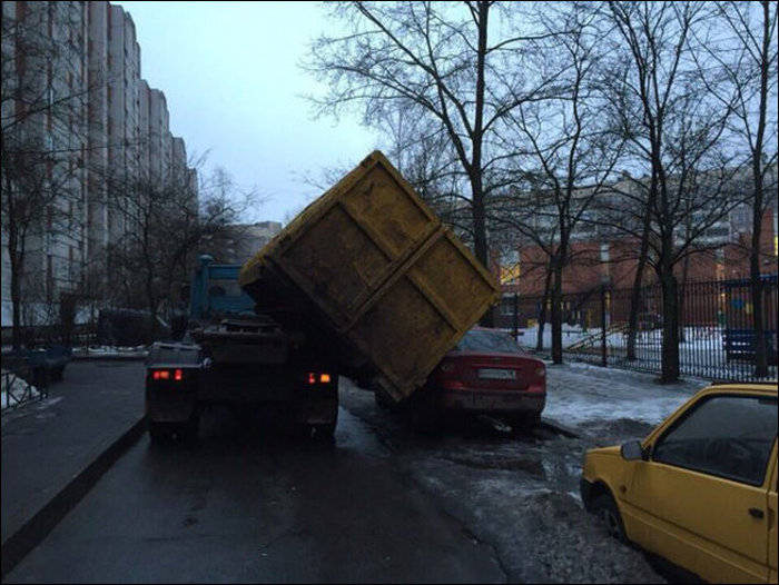 This Car Narrowly Avoided Being Crushed (3 pics)