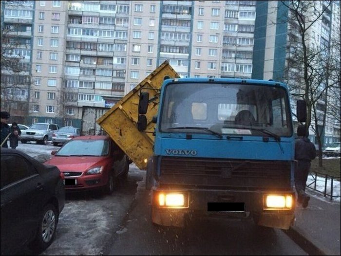 This Car Narrowly Avoided Being Crushed (3 pics)