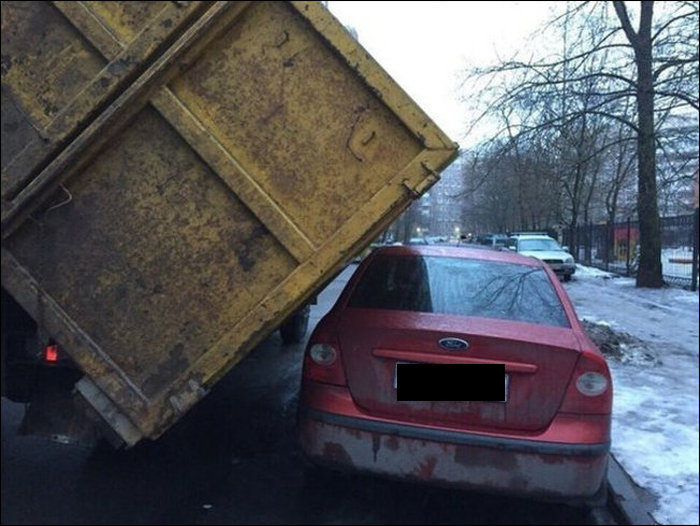 This Car Narrowly Avoided Being Crushed (3 pics)