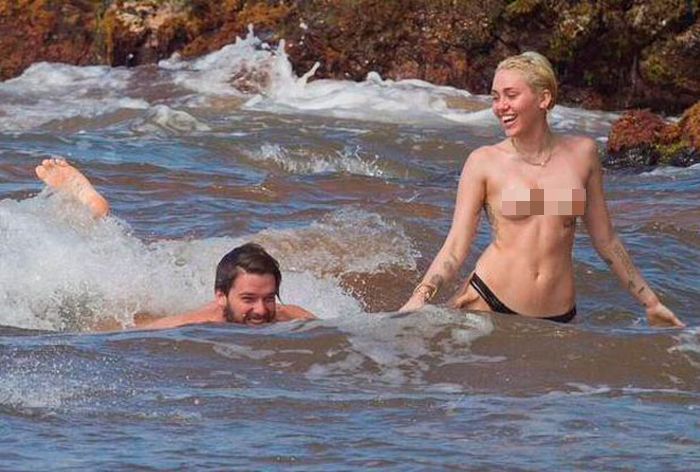 Miley Cyrus Goes Swimming Topless With Patrick Schwarzenegger (6 pics)