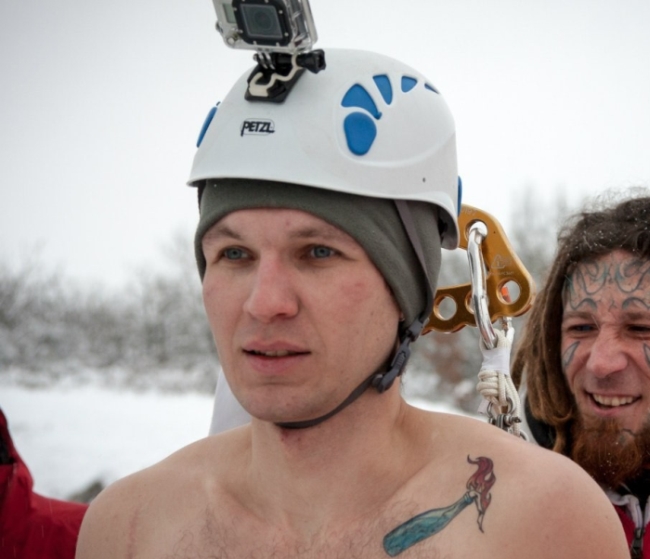 Man Hangs Off 62 Meter Cliff By His Skin (16 pics)