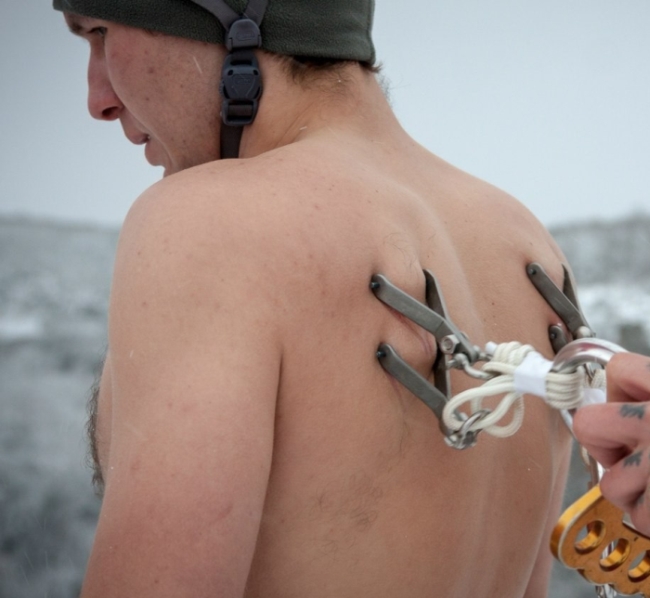 Man Hangs Off 62 Meter Cliff By His Skin (16 pics)