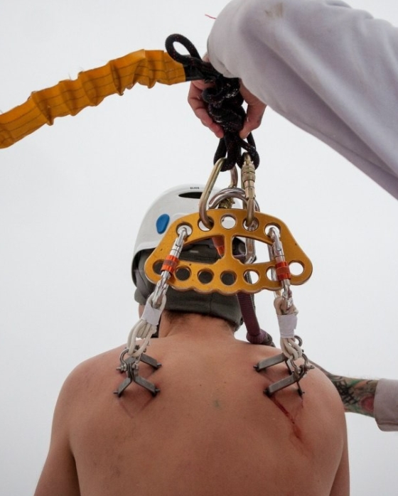 Man Hangs Off 62 Meter Cliff By His Skin (16 pics)