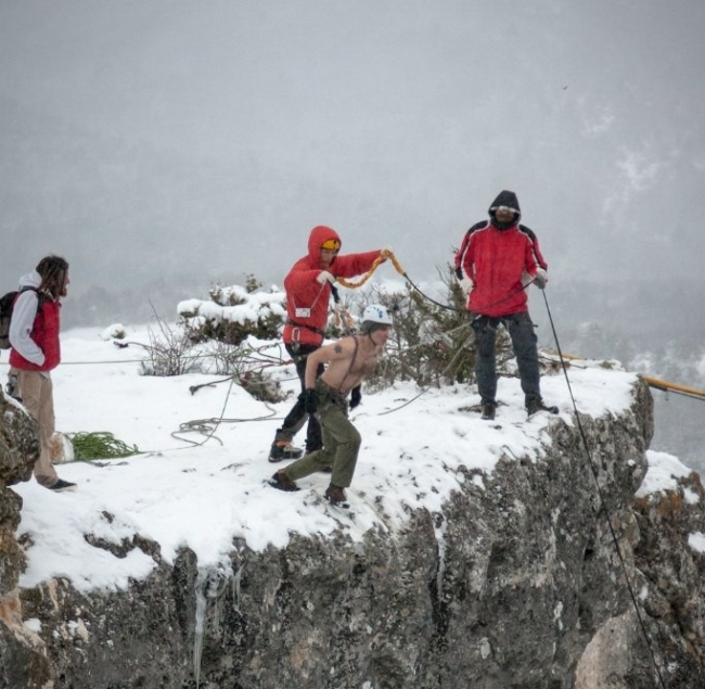 Man Hangs Off 62 Meter Cliff By His Skin (16 pics)