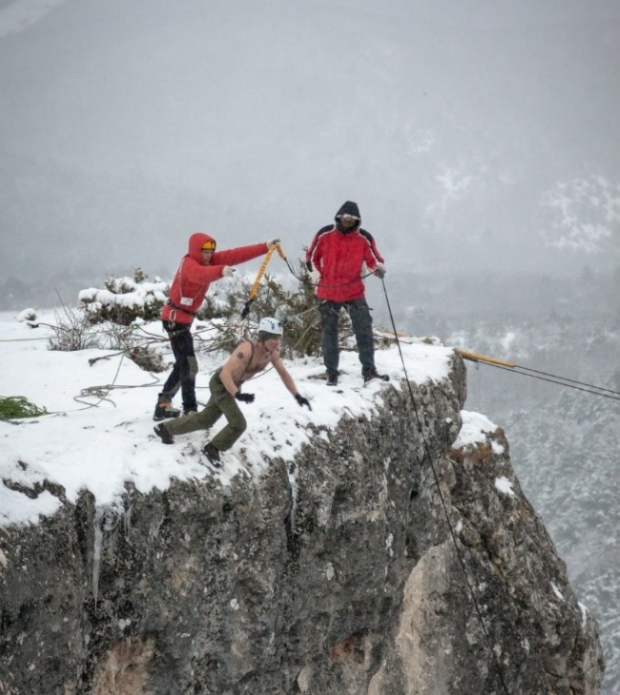 Man Hangs Off 62 Meter Cliff By His Skin (16 pics)