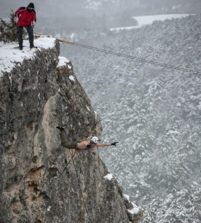 Man Hangs Off 62 Meter Cliff By His Skin (16 pics)