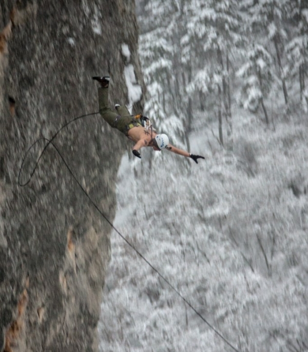 Man Hangs Off 62 Meter Cliff By His Skin (16 pics)