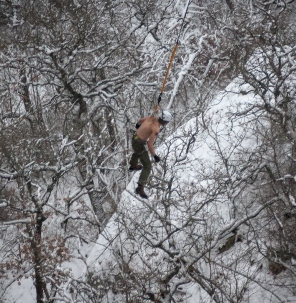 Man Hangs Off 62 Meter Cliff By His Skin (16 pics)
