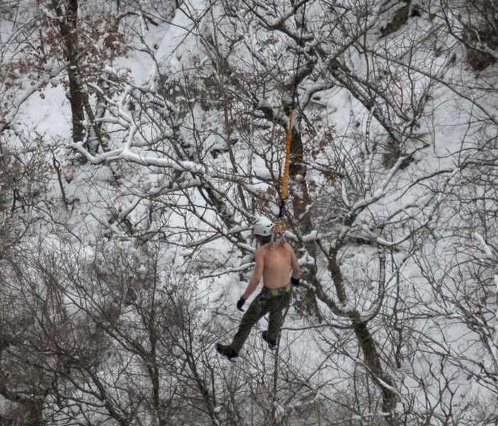 Man Hangs Off 62 Meter Cliff By His Skin (16 pics)