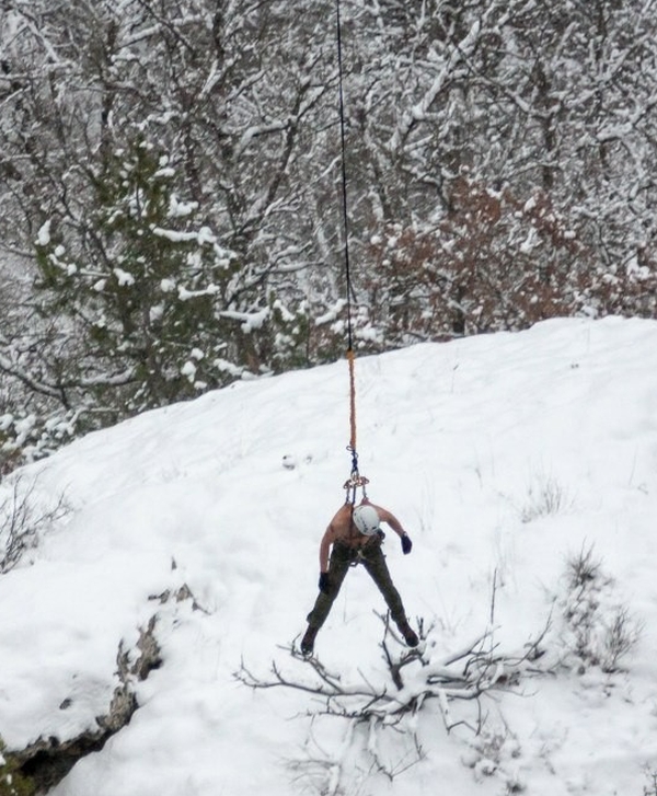 Man Hangs Off 62 Meter Cliff By His Skin (16 pics)