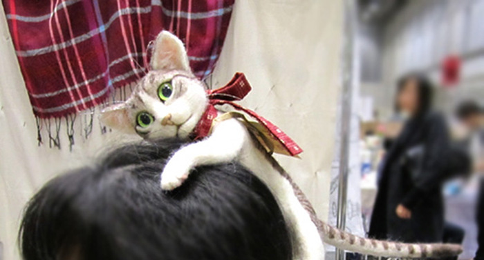This Headband Lets You Wear An Entire Kitten On Your Head (5 pics)