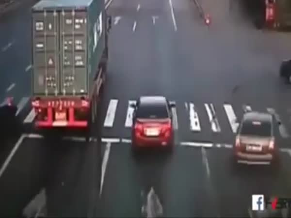 Driver Causes Truck Driver To Crash And Drives Away Like Nothing Happened