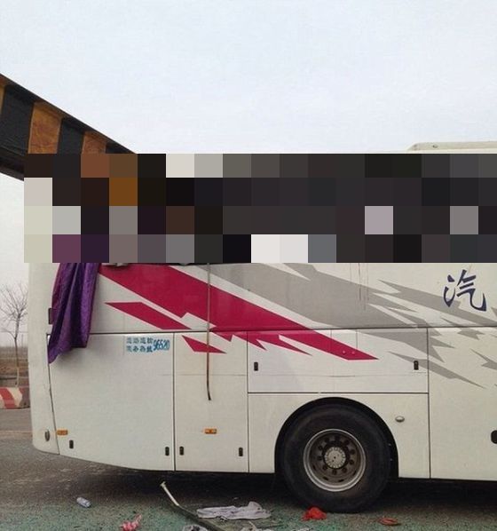 Bus Crash Costs This Vehicle Its Roof (5 pics)