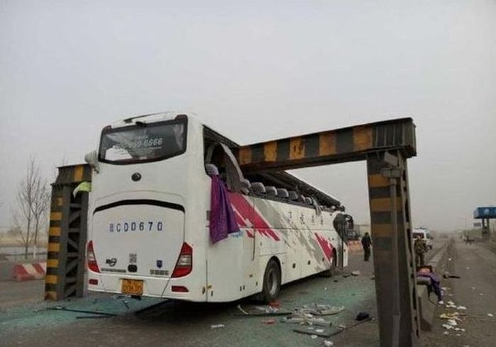 Bus Crash Costs This Vehicle Its Roof (5 pics)