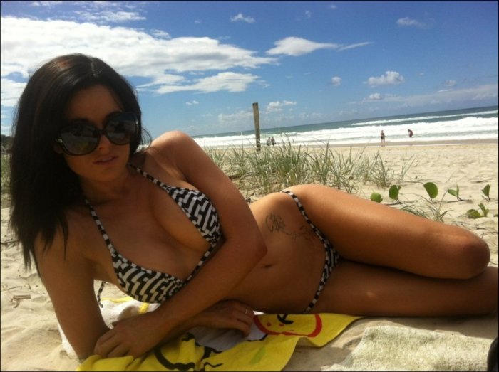 It's Cold Outside But These Girls In Bikinis Will Keep You Warm (33 pics)