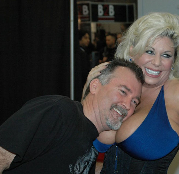 Welcome To The Adult Entertainment Expo 2014 (65 pics)