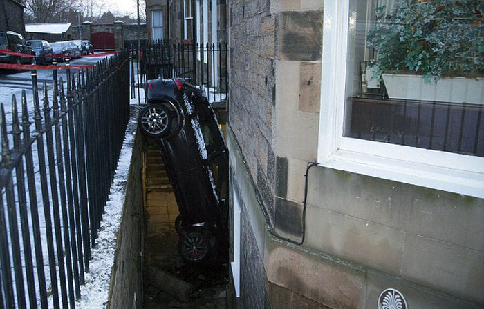 A Whole New Meaning To Off Street Parking (5 pics)